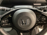 ハンドルにHondaセンシング系のクルーズコントロールやレーンキープアシストなどのスイッチと、オーディオの操作スイッチが装備されています。ハンドルから手を離さず安全に操作できます。
