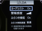 レーンディパーチャーアラートとは車線、又は走路からの逸脱の可能性を警告すると共に、車線、又は走路からの逸脱を避けるためのハンドル操作の一部を支援する機能です。詳細は販売店スタッフまでお尋ね下さい。