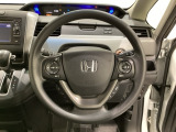 ハンドルにHondaセンシング系のクルーズコントロールやレーンキープアシストなどのスイッチと、オーディオの操作スイッチが装備されています。ハンドルから手を離さず安全に操作できます。