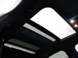 【サンルーフ】閉塞的な空間になりがちな車内の中で、開放感を与えてくれるサンルーフは大人気の装備です!