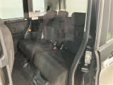 広々とした後部座席です♪気になるキズや汚れなどなく良好な状態です。