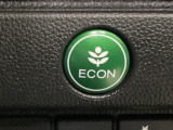 ECON モードをON にするとアクセルペダルの動きに対するエンジンの反応とエアコンの制御を切り換えることで、燃費のいい運転をするドライバーがペダルを踏んだ時と同じようにエンジンを制御します。