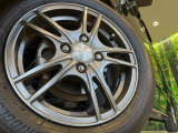 【14インチアルミホイール】外観にマッチしたアルミホイールを装着しております。各種アルミホイールや、スタッドレスタイヤも取扱いしております。是非ご相談ください♪