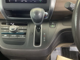 自然に手が届き、操作性の良いインパネシフトに、パーキングブレーキは、フットブレーキタイプなので、運転席と助手席の間はすっきりしています。