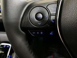 ステアリングスイッチが付いていますので、オーディオの音量操作が手元で出来ます。又、Bluetoothと接続する事でハンズフリー通話や音声操作の利用が可能になります。