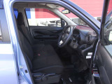 内装の状態も良好です。ヒーター付ステアリングは本革巻!センターアームレストも付いているのでロングドライブも快適ですね。前席ヒーター付シートです。