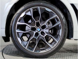 BMWの純正アロイホイールは軽量かつ強度にも優れているホイールで走行性能を引き上げる設計になっております。足元にもBMWは妥協がなくこだわっている個所になります。