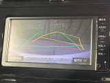 【バックカメラ】駐車時に後方がリアルタイム映像で確認できます。大型商業施設や立体駐車場での駐車時や、夜間のバック時に大活躍!運転スキルに関わらず、今や必須となった装備のひとつです!