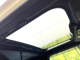 【ガラスルーフ】ガラスルーフ搭載で車内の解放感が一気にアップ!開放的なドライブをお楽しみいただけます。