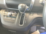 自然に手が届き、操作性の良いインパネシフトに、パーキングブレーキは、フットブレーキタイプなので、運転席と助手席の間はすっきりしています。