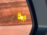 【ブラインドスポットモニター】走行中、ドアミラーの死角になりやすい箇所に後続車が接近するとサイドミラーのレンズに警告を表示!ドライバーに注意喚起をしてくれます。