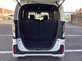 大口なテールゲートです。幅広、低い床面で大きな荷物の出し入れが簡単になります。コンパクトボディーなのに、荷室はこんなに広々!たくさん荷物が積めますよ。