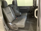 2列目シートは背もたれの角度調節ができるベンチシートになっております。長距離運転になってもゆったりとできるようにアームレストがついてます。