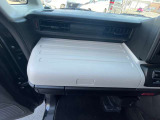 グローブボックス上にも小物入れあり収納スペースタップリです