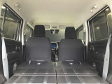 後部のシートを倒すとこんなに広々空間が!大きなお荷物を乗せる時でも心配ありません!
