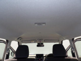 【ルーフ内張り】天井部分も目立つような汚れはなく、清潔感のある状態を保っています。車内全体が明るく感じられる色合いです。
