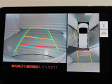パノラミックビューモニター付きです。車両を上から見たような映像をモニター画面に表示。運転席からの目視では見にくい、車両周辺の状況をリアルタイムでしっかり確認できます。