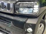 【LEDヘッドライト】悪天候や夜間走行時も良好な視界を確保し安心して運転できる高輝度LEDヘッドライトを装備!点灯速度が早く、消費電力も抑えられています。