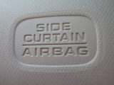 サイドカーテンエアバックシステムは、側面衝突時に大人から子供までさまざまな体格の乗員の頭部や頚部を広範囲で保護。特にセンターピラーへの頭部衝突を防ぐ展開性能を実現しています。