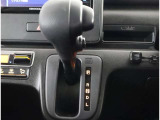 親しみやすいシフトです。 坂道や信号の多い日本では操作が簡単でいいです。 シフトチェンジしやすい所に配置されているので操作し易いですよ。