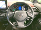 インテリアに合わせたデザインのステアリングは、運転される方のことも考え、運転しやすい形状、大きさです。是非一度、実際に触ってお確かめください。
