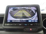 バックカメラが付いています。雨や夜でも後方確認が可能です。目視とあわせて、ご利用ください!