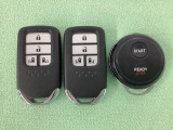スマートキー付きですからドアロックの開閉およびエンジンスタートが楽々です。電動スライドドアの開け閉めもボタンで操作できます。加えて、純正リモコンエンジンスターター用の操作キーもついています。