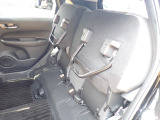 ◆チップアップ&ダイブダウン機構付【ULTR SEAT】は後席座面を左右分割で跳ね上げることができます。トランクで積載できない背の高い荷物をラクラク収納できます。ホンダ車ならではの人気装備です。
