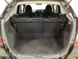 ラゲッジも広く使いやすいトランクは、開口部も広く荷物の積み下ろしもしやすいお車となっております。リアシートの背もたれは6:4の割合で分割して可倒できるので、長いお荷物などを載せることもできます。