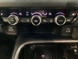 オートエアコンがついてます。左右独立で温度設定のできるデュアルオートエアコンです。パネル内のシートヒータースイッチは前席の左右別々に3段階で温度設定ができます。