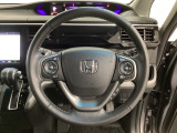 ハンドルにHondaセンシング系のクルーズコントロールやレーンキープアシストなどのスイッチと、オーディオの操作スイッチが装備されています。ハンドルから手を離さず安全に操作できます。