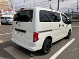 リアガラス5面にはスモークフィルム施工もされており、車内は見えにくくなっております。