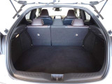 5人乗車時でも十分なスペースのトランクルームです。