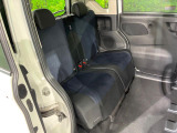 後部座席も気になるようなキズ・汚れやへたり等、大きなダメージはなく、良好な状態です。
