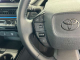運転中、オーディオの操作をしてて、ハッとしたことはありませんか?ステアリングスイッチは、運転中でもハンドルでオーディオの操作が可能です。安全なドライブをサポートします。