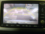 バックカメラの画像です。ガイドラインがスムースな車庫入れをサポートいたします!車庫入れの安心感がアップしますね☆