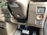 左側に高速で便利なETCがあり、また、便利な電動スライドドア、横滑りを防ぐVSAなどのスイッチは、運転席の右側、手の届きやすい位置にあります。