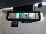 デジタルインナーミラー付き。後方視野角が広く、後席に同乗者がいても後方を確認しやすく安心です。