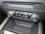 フルオートエアコンが装備されており、車内は一年中快適に過ごせますね。