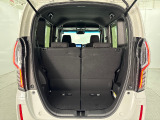 後部座席を使った状態でもバッグや買い物袋を積めるスペースがありますよ♪