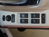 電動格納ミラーあり。駐車の時に便利です。パワーウインドウも付いてます。
