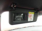運転席、助手席のサンバイザーの裏にはバニティミラーが装備、身だしなみに役立ちます。