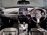BMWの運転席はドライバーオリエンテッドという構造を採用。ドライバー目線の操作がしやすい設計になっており、ドライブ中にも目線の移動が少なく運転中にも簡単に操作ができます。