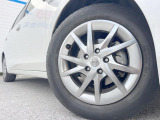【純正アルミホイール】外観にマッチした純正アルミホイールを装着しております。各種社外アルミホイールや、スタッドレスタイヤも取扱いしております。是非ご相談ください♪