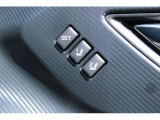 運転席の電動パワーシートはメモリー機能付きです。予め登録してあるシートポジションにボタン一つで楽々調整!2人使用の場合はもちろん、1人の場合でも乗り降りの際にシートを下げることで乗降が楽になります!