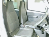 すわり心地の良い運転席・助手席です。長時間のドライブの疲れ軽減に貢献します。どうぞ快適なドライブを♪