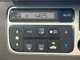 【オートエアコン】一度お好みの温度に設定すれば、車内の温度を検知し風量や温度を自動で調整。暑い&hellip;寒い&hellip;と何度もスイッチ操作をする必要はありません。快適な車内空間には必須の機能ですね♪