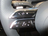 ハンドルスイッチ(左)は、運転中に手を離さずナビ画面を安全に操作できます。