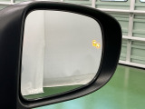 ブラインドスポットインフォメーションは走行中、斜め後ろに車両を感知すると、ドアミラー上のマークを点灯してお知らせします