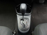 フロアシフトのCVTオートマチック車です。